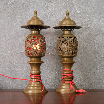 Đôi Đèn Thờ Bằng Đồng Vàng Màu Nâu Trầm Cổ Cao 44Cm