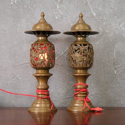 Đôi Đèn Thờ Bằng Đồng Vàng Màu Nâu Trầm Cổ Cao 44Cm