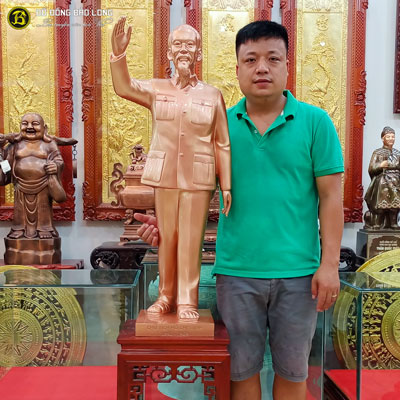 Tượng Bác Hồ đứng giơ tay chào 1m bằng đồng đỏ