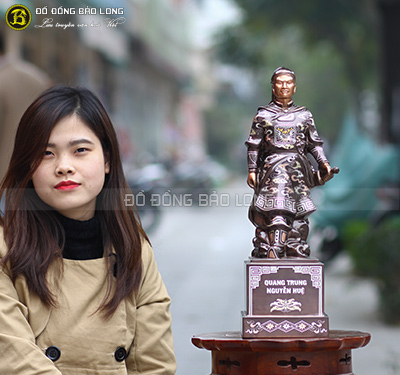 Tượng Quang Trung bằng đồng khảm tam khí dáng đứng cầm đao cao 48cm